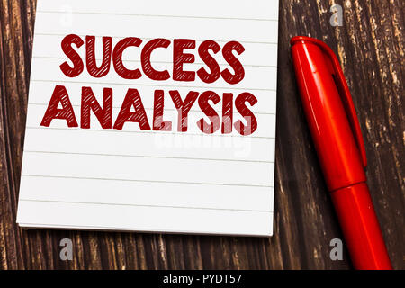 Conceptual la scrittura a mano che mostra il successo di analisi. Business photo vetrina per creare il grafico per determinare aumento delle vendite o dei profitti. Foto Stock