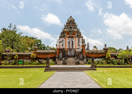 Cancelli di ingresso (paduraksa) di Balinese tempio indù Pura Taman Ayun Mengwi, Badung Regency, Bali, Indonesia Foto Stock