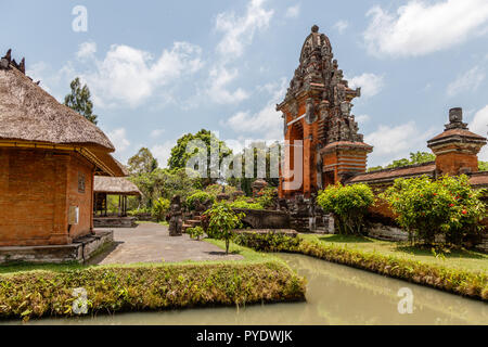 Cancelli di ingresso (paduraksa) di Balinese tempio indù Pura Taman Ayun Mengwi, Badung Regency, Bali, Indonesia Foto Stock