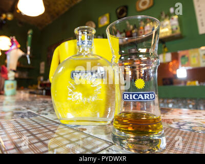 MARSEILLE, Francia - 15 Marzo 2018: Chiusura di su un Ricard brocca e una bottiglia di acqua con il suo logo. Ricard è un pastis, un'anice e liquirizia aromatizzati aper Foto Stock
