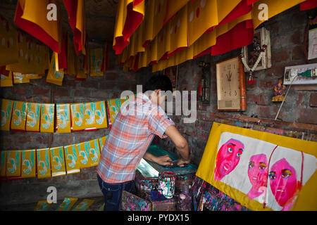 Gioia, figlio di Proshanto Kumar Das e nipote di Raj Kumar Das, meglio noto come RK Das, uno della prima generazione di artisti rickshaw in Bangladesh, è bu Foto Stock