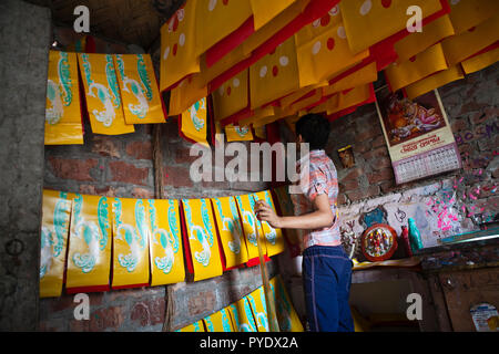 Gioia, figlio di Proshanto Kumar Das e nipote di Raj Kumar Das, meglio noto come RK Das, uno della prima generazione di artisti rickshaw in Bangladesh, è bu Foto Stock