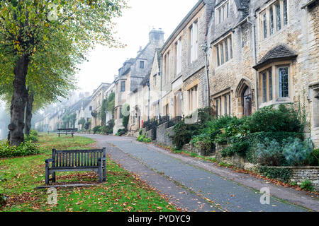 Cotswold cottage sulla collina a Burford in della nebbia d'autunno. Burford, Cotswolds, Oxfordshire, Inghilterra Foto Stock