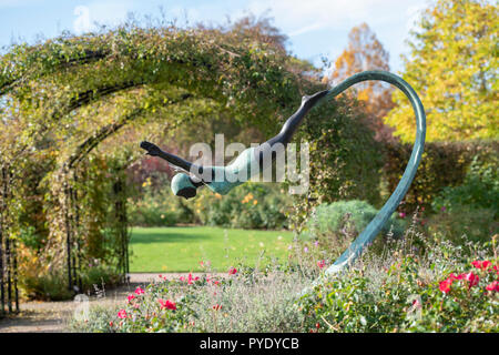 Diva statua accanto alla fontana nel giardino cottage a RHS Wisley Gardens. Inghilterra Foto Stock