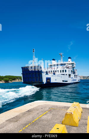 Sardegna, Italia, 06-09-2018: estate paesaggio con il ferry boat colorate di bianco e blu in viaggio da Palau Sardegna a La Maddalena Archipel. Foto Stock