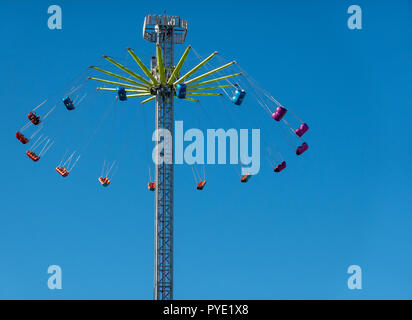 Honnover, Bassa Sassonia, Germania, Ottobre 13, 2018: Grande catena giostra con gondole a un'altezza di 60 metri nella parte anteriore di un luminoso cielo blu Foto Stock