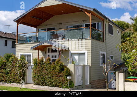 Edificio di due piani tipica casa australiana in Narrabeen sul nord di Sydney, Australia Foto Stock