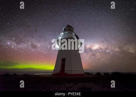 Impostazione della Via Lattea dietro Waipapa point lighthouse nel Catlins Nuova Zelanda Foto Stock