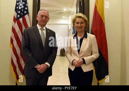 Stati Uniti Il Segretario della Difesa James N. Mattis incontra il ministro della Difesa tedesco, Ursula von der Leyen Al Manama Dialogue in Bahrein, 26 ottobre, 2018. DOD foto di Lisa Ferdinando Foto Stock