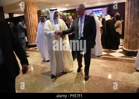 Stati Uniti Il Segretario della Difesa James N. Mattis assiste la cena di apertura della finestra di dialogo di Manama in Manama, Bahrein, 26 ottobre, 2018. DOD foto di Lisa Ferdinando Foto Stock