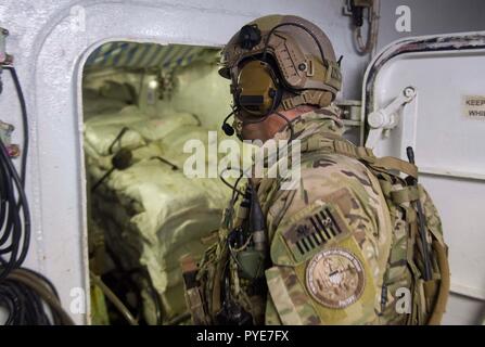 Pacifico occidentale (ott. 21, 2018) una costa Guardsman di U.S. La guardia costiera della applicazione della legge il distacco 107, imbarcato a bordo Arleigh Burke-class guidato-missile destroyer USS Shoup (DDG 86), ispeziona un pesce refrigerato stiva di una nave da pesca durante un'Oceania la sicurezza marittima iniziativa (OMSI) Imbarco missione nel Pacifico occidentale ott. 21, 2018. Il programma di Omsi è un Segretario del programma di difesa sfruttando il Dipartimento della Difesa beni in transito attraverso il territorio della regione ad aumentare la protezione di litorale marittimo della consapevolezza di dominio, in ultima analisi a supporto della sua maritime le operazioni di polizia in Oceania. (U.S. Foto Stock