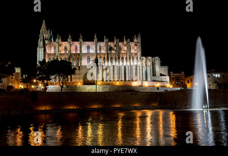 Cattedrale di Palma de Mallorca di notte - Spagna Foto Stock