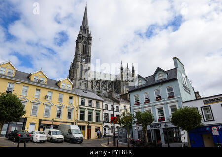 Pearse Square con St Coleman la cattedrale in background, Cobh, nella contea di Cork, Repubblica di Irlanda Foto Stock