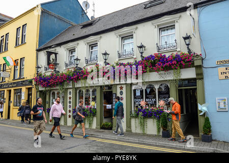 La foglia di limone Caffè sulla strada principale a Kinsale, County Cork, Repubblica di Irlanda Foto Stock