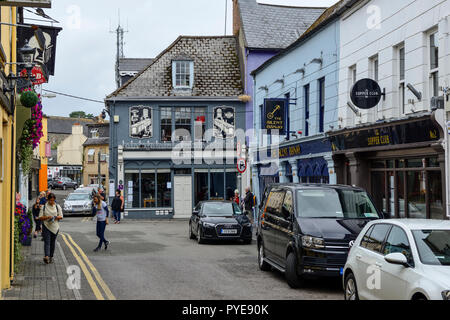 Bar e ristoranti sulla strada principale a Kinsale, County Cork, Repubblica di Irlanda Foto Stock