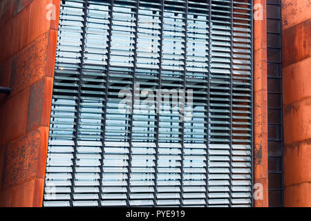 Rusty industriale edificio con finestre moderne. Vecchia e nuova architettura concetto astratto. Foto Stock