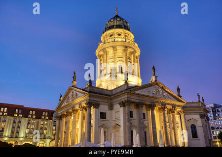 La Chiesa tedesca sulla Gendarmenmarkt a Berlino all'alba Foto Stock