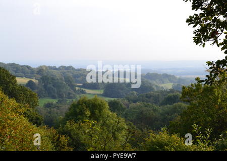 Vista dal giardino Emmetts greensand sul crinale del North Downs guardando verso sud est in autunno. Vicino a Ide Hill, Sevenoaks, Kent, Regno Unito Foto Stock