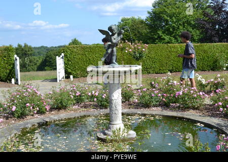 Laghetto ornamentale e cherubino fontana nel giardino di rose, Emmetts giardini, Ide Hill, Sevenoaks, Kent, Inghilterra, Regno Unito. Giardino Storico in North Downs con viste Foto Stock