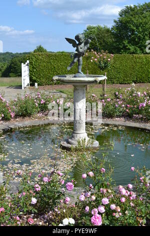 Laghetto ornamentale e cherubino fontana nel giardino di rose, Emmetts giardini, Ide Hill, Sevenoaks, Kent, Inghilterra, Regno Unito. Giardino Storico in North Downs con viste Foto Stock