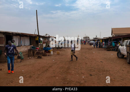 Bissau, Repubblica di Guinea Bissau - 5 Febbraio 2018: la gente al porto di Bissau nella città di Bissau in Guinea Bissau, Africa occidentale Foto Stock