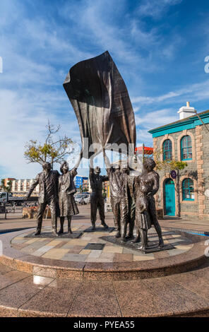 Il monumento della liberazione in Piazza Liberazione, St Helier, Jersey dallo scultore Philip Jackson Foto Stock