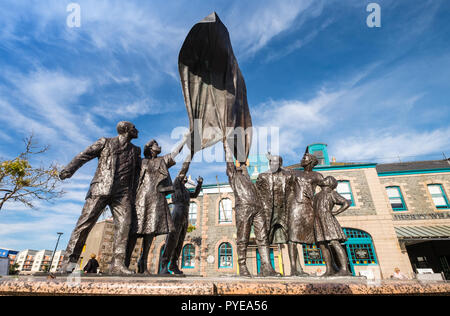 Il monumento della liberazione in Piazza Liberazione, St Helier, Jersey dallo scultore Philip Jackson Foto Stock