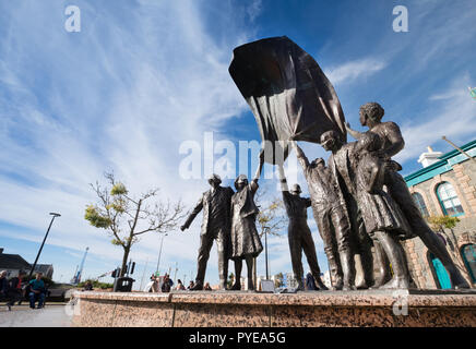 Il monumento della liberazione in Piazza Liberazione, St Helier, Jersey dallo scultore Philip Jackson Foto Stock