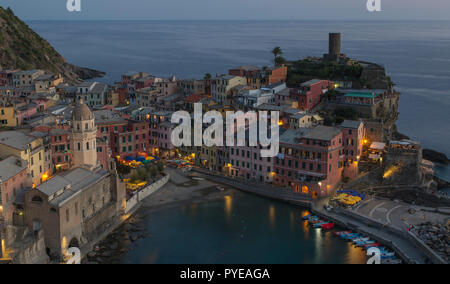 Vernazza in serata, Cinque Terre, Italia Foto Stock