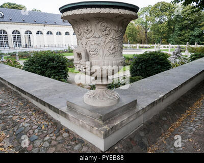 Decorativi in pietra vaso nella parte anteriore della vecchia Aranciera, Regio Parco Lazienki, Varsavia, Polonia Foto Stock