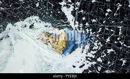 Antenna fuco vista della scogliera isola nel lago ghiacciato Baikal vista da sopra Foto Stock