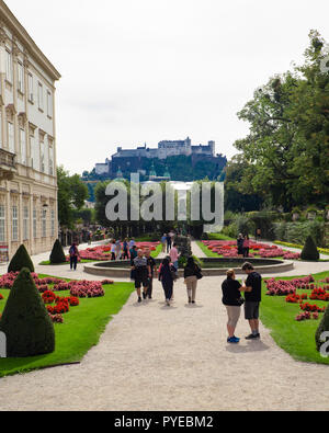 Salisburgo, Austria - 11 settembre 2018: vista dalla storica Mirabelle Palazzo e i giardini di Salisburgo in Austria con i visitatori presenti. Foto Stock