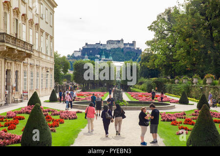 Salisburgo, Austria - 11 settembre 2018: vista dalla storica Mirabelle Palazzo e i giardini di Salisburgo in Austria con i visitatori presenti. Foto Stock