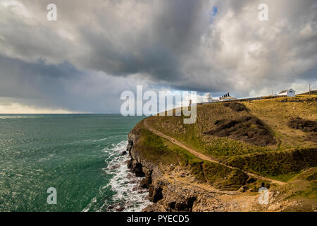 Vista verso l'Incudine Point Lighthouse dal di sopra Tilly Capriccio grotte a sud ovest del percorso di costo, Durlston Country Park, Swanage, REGNO UNITO Foto Stock