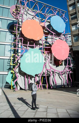 Scultura colorata "Big Painting" di Patrick Heron al Cardinal Place, Victoria, Londra, SW1, Inghilterra, REGNO UNITO Foto Stock