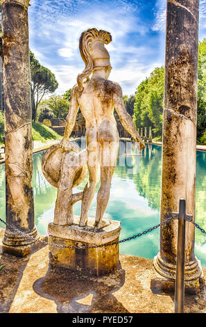 Statua greca di Ares affacciato sulla piscina antico chiamato Canopus, all'interno di Villa Adriana (Villa Adriana), Tivoli, Italia Foto Stock