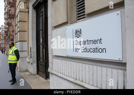 Una guardia di sicurezza che si trova fuori dal Dipartimento per l'Istruzione, Sanctuary Buildings, Great Smith Street, Westminster, Londra, SW1, Inghilterra, Regno Unito Foto Stock