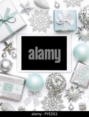Online Shopping di Natale. Boxing Day vendita sfondo. Avvolgere i regali di Natale, ornamenti e schermo vuoto tavoletta digitale isolato su bianco backg Foto Stock
