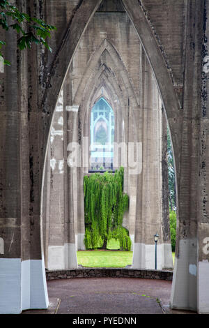 Vista sud-ovest al di sotto del St Johns e ponte attraverso il parco della cattedrale a Portland, Oregon, Stati Uniti Foto Stock