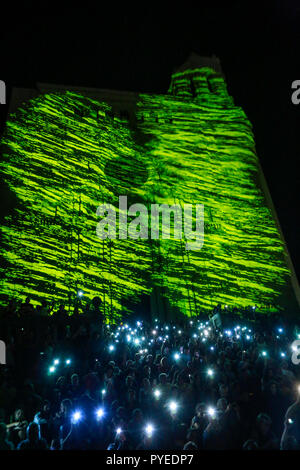 Settembre 2018, folla con illuminato di telefoni cellulari a sostegno del catalano di politici imprigionati dopo il 1.10.17 referendum sull indipendenza catalana di Girona Foto Stock