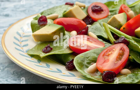 Vegetariano sano detox con insalata di spinaci e base di avocado, pomodoro, mirtilli e pinoli Foto Stock