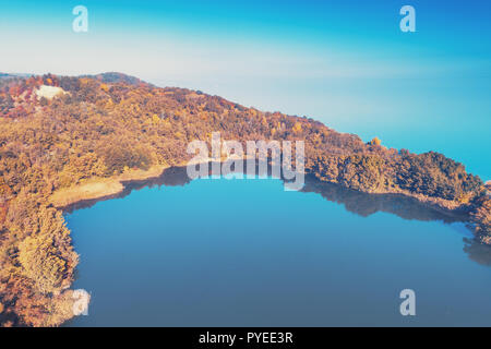 Il pittoresco lago di montagna in autunno. Lago vicino al mare. Bellissima natura selvaggia. Vista aerea Foto Stock