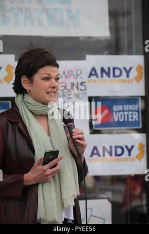 Oct 20, 2018. In un campo di battaglia chiave del Distretto di New Jersey, Challenger democratico Andy Kim conserva una "donna" Rally per consentire e incoraggiare le donne a votare nel 2018 Midterms. Fomer Miss America, attrice e Broadway Perfomer, Kate Shindle parla per le centinaia di persone che si sono rivelate. Andy Kim, un ex nazionale ufficiale per la protezione durante l'amministrazione Obama e Rep. repubblicano Tom MacArthur sono bloccati in un "statistico tie" nella terza Congessional nel Quartiere South Jersey. Una nuova università di Stockton sondaggio mostra MacArthur, una motrice nello sforzo di abrogare la cura conveniente agire sotto Foto Stock