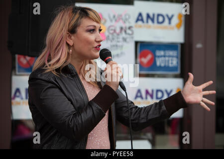 Oct 20, 2018. In un campo di battaglia chiave del Distretto di New Jersey, Challenger democratico Andy Kim conserva una "donna" Rally per consentire e incoraggiare le donne a votare nel 2018 Midterms. Nicole Brenner-Schmitz, Direttore del NARAL approva il candidato e parla di diritti womans. Andy Kim, un ex nazionale ufficiale per la protezione durante l'amministrazione Obama e Rep. repubblicano Tom MacArthur sono bloccati in un "statistico tie" nella terza Congessional nel Quartiere South Jersey. Una nuova università di Stockton sondaggio mostra MacArthur, una motrice nello sforzo di abrogare le cure accessibili agiscono sotto il Presidente Trump Foto Stock