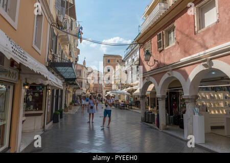 Zona pedonale per lo shopping nella città vecchia di storico kerkyra sull'isola greca di corfu in greee. Foto Stock