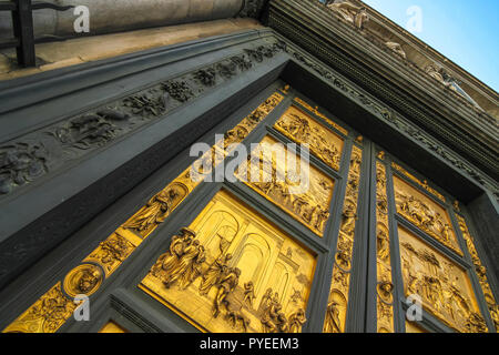 Vista sull'East porte del Duomo di Santa Maria, chiamato Cancelli del Paradiso di Firenze, Italia in una giornata di sole. Foto Stock