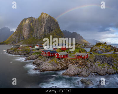 Rainbow su Hamnoy borgo di pescatori adagiato nei fiordi norvegesi - Lofoten Foto Stock