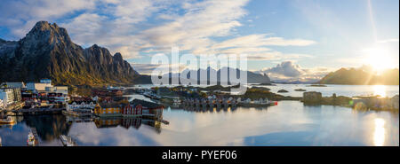 Bellissima alba panorama sopra Svolvaer con le montagne sullo sfondo Foto Stock