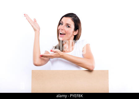 Una giovane e bella donna in piedi con una scatola di legno cartello e la sensazione di essere felice Foto Stock