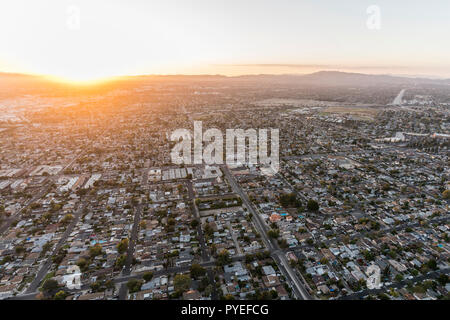 Tramonto vista aerea di San Fernando Valley case e per le strade di Los Angeles, California. Foto Stock